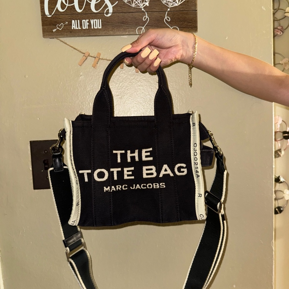 The Jacquard Small Tote Bag- Black